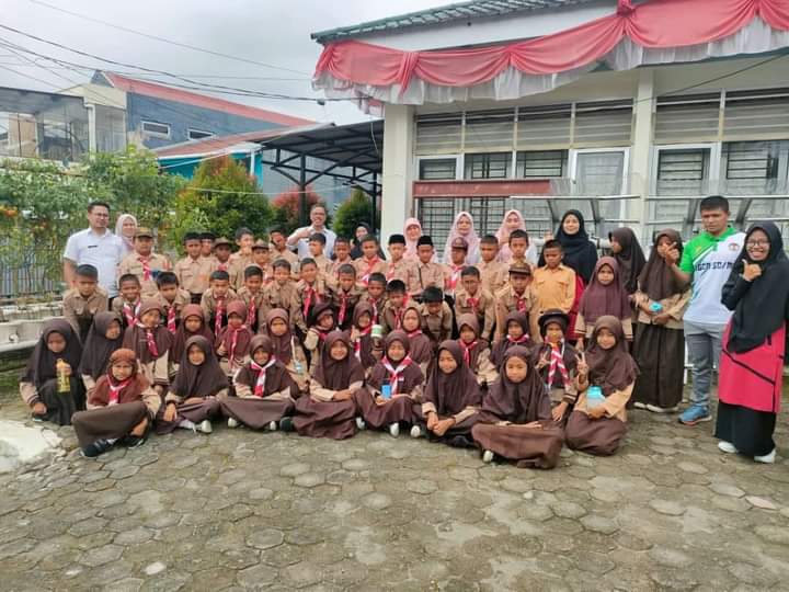 Majlis guru bersama siswa SD N. 10 Gantiang poto bareng depan Kantor Dispangtan Kota Padang Panjang, Rabu (6/9/2023) siang, usai lakukan kunjungan.